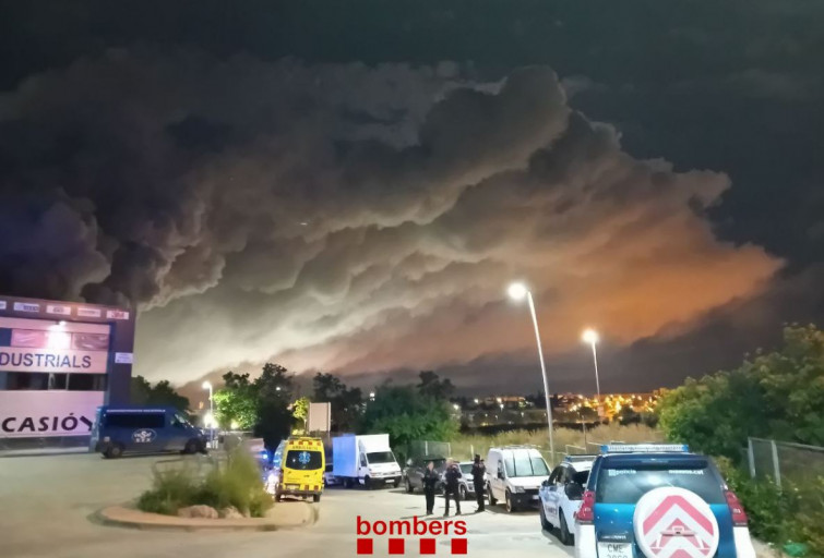 Bomberos y el GRIT intentan sofocar un gran incendio químico  en Vilanova i la Geltrú y confinan a Roquetes, Cubelles, Cunit y Calafell
