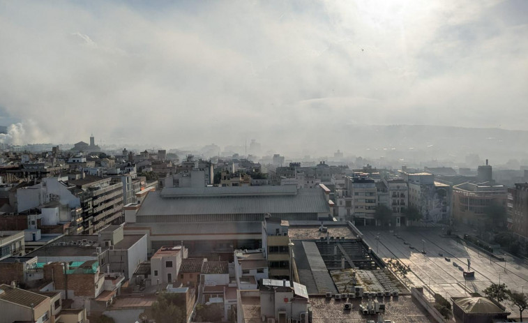 Vilanova i la Geltrú cancela todas las actividades al aire libre por la alerta química tras el incendio