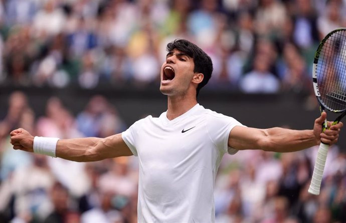 Carlos Alcaraz regresa con fuerza en Roma tras su lesión y supera con autoridad a Lajovic