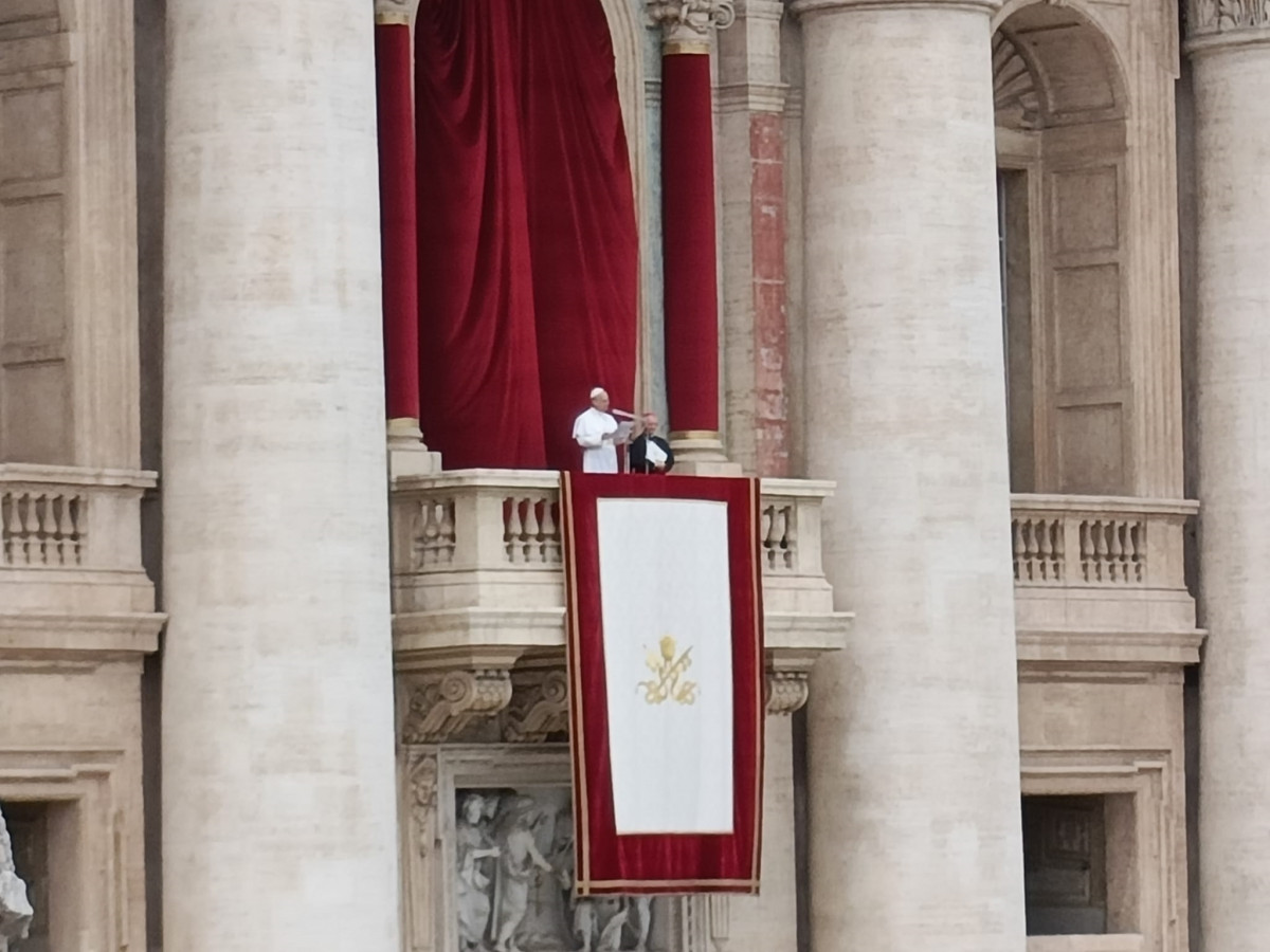 EuropaPress 6712958 papa leon xiv primer regina caeli balcon central basilica san pedro