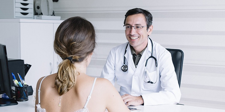 Pinchan los cursos de catalán para médicos: un 60% menos de inscritos en su segunda edición