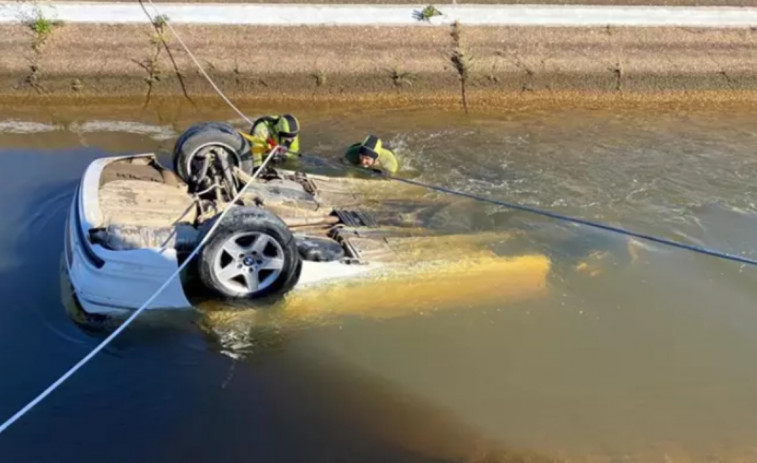 Hallazgo macabro: encuentran el cadáver de tres personas en un coche que había caído a un canal