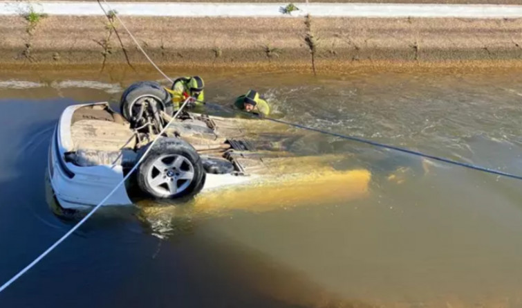 Hallazgo macabro: encuentran el cadáver de tres personas en un coche que había caído a un canal