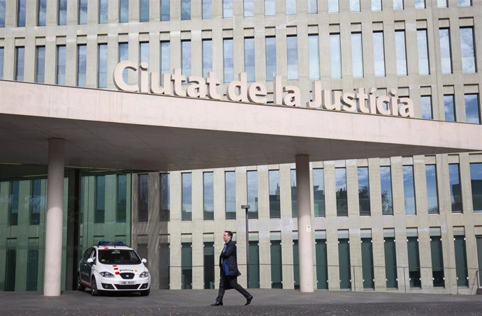 Solicitan 107 años de cárcel para un presunto pederasta que violó y ofreció en redes a una niña de 12 años