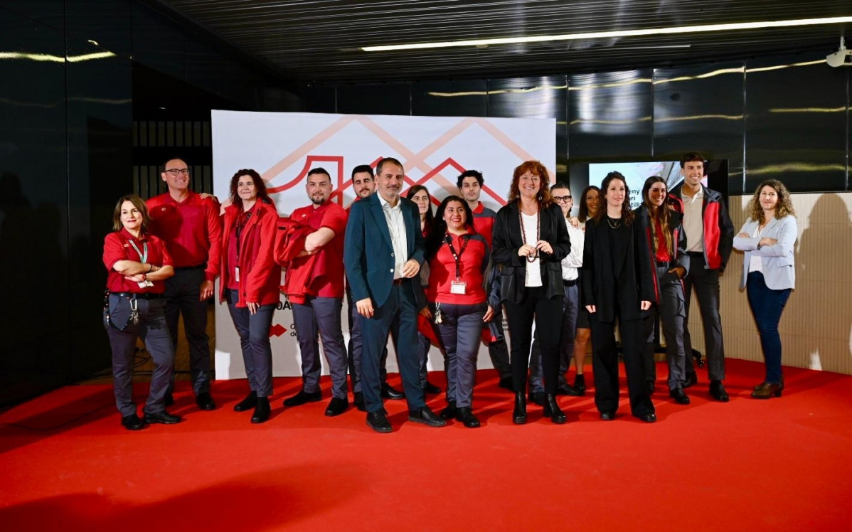 EuropaPress 6715275 foto familia presentacion nuevo uniforme tmb
