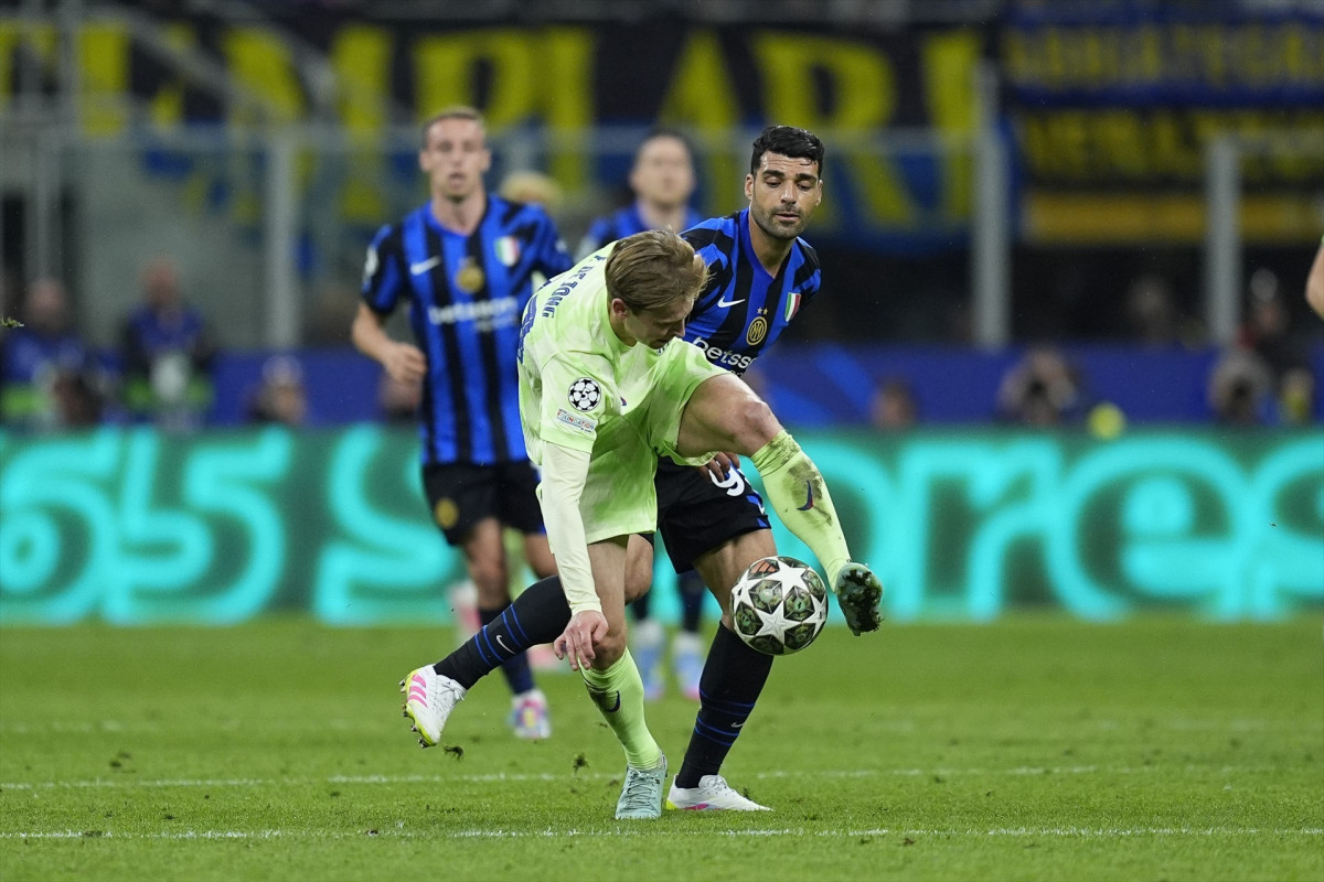 EuropaPress 6704392 frenkie jong of fc barcelona and mehdi taremi of inter in action during the (1)