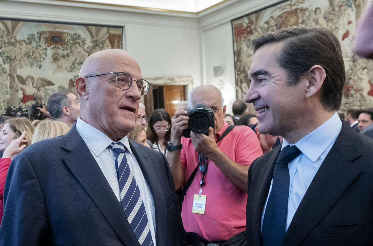 Archivo - El presidente del BBVA, Carlos Torres Vila (d), y el presidente del Banco Sabadell, Josep Oliu (i), conversan tras la ceremonia de toma de posesión del nuevo gobernador del Banco de España