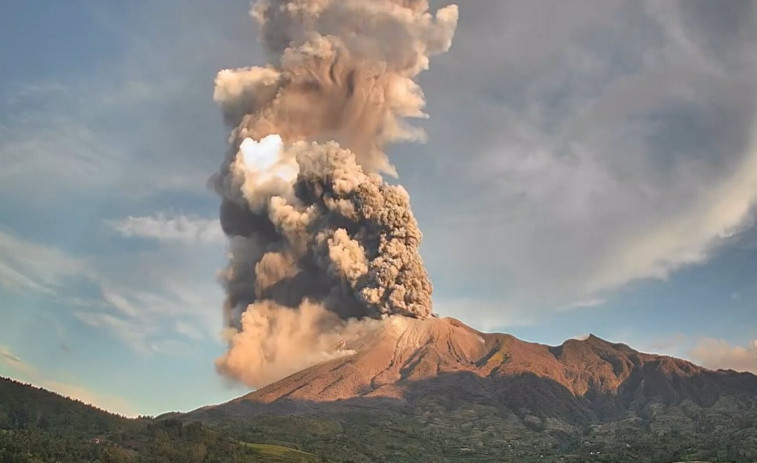 Erupción espectacular del volcán Kanlaon: una gran columna de ceniza fuerza evacuaciones masivas