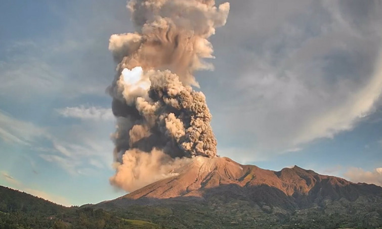 Erupción espectacular del volcán Kanlaon: una gran columna de ceniza fuerza evacuaciones masivas