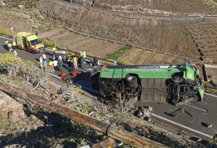 Una mujer catalana muere y 10 personas resultan heridas en el grave accidente de un autobús en San Sebastián de La Gomera