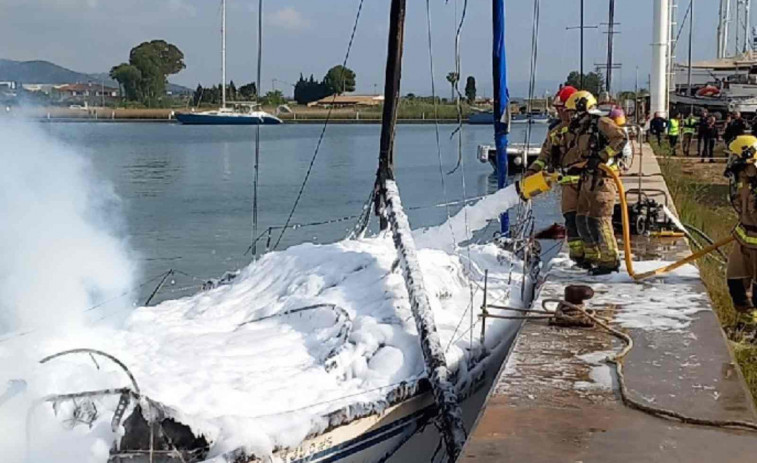 Explota un velero junto a una gasolinera en el puerto de la Ràpita y deja tres heridos graves