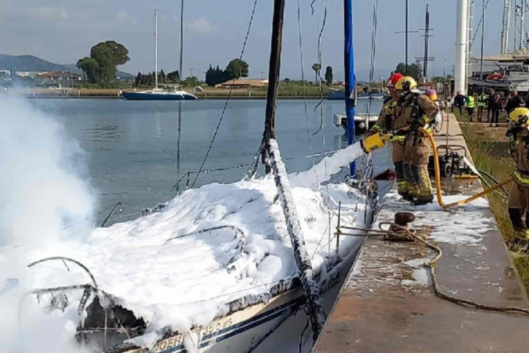 Explota un velero junto a una gasolinera en el puerto de la Ràpita y deja tres heridos graves