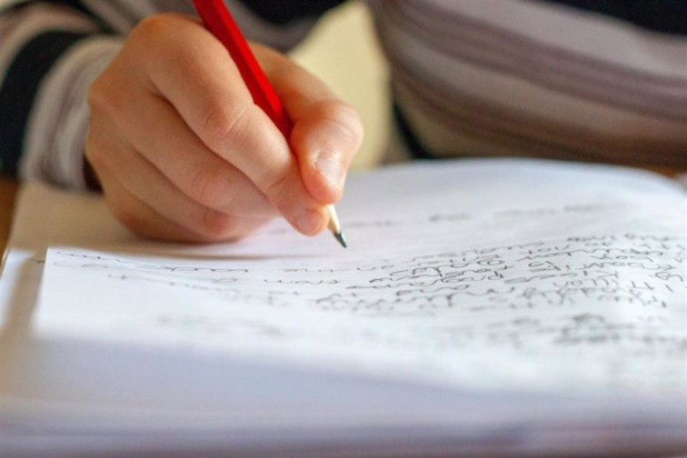 Escribir no tiene edad: la Fundación La Caixa abre la 17a edición del Concurso de Relatos Escritos por Personas Mayores