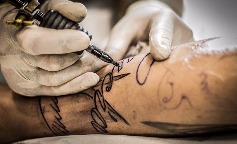 Verano y tattoos: ¿Es seguro ir a la playa o piscina con un tatuaje o piercing recién hecho?
