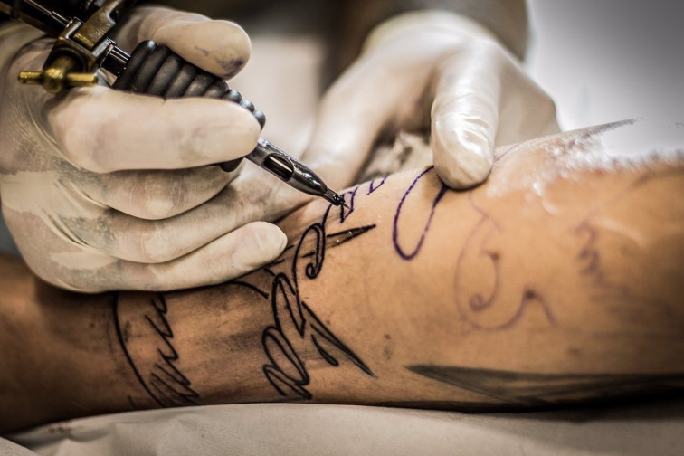 Verano y tattoos: ¿Es seguro ir a la playa o piscina con un tatuaje o piercing recién hecho?