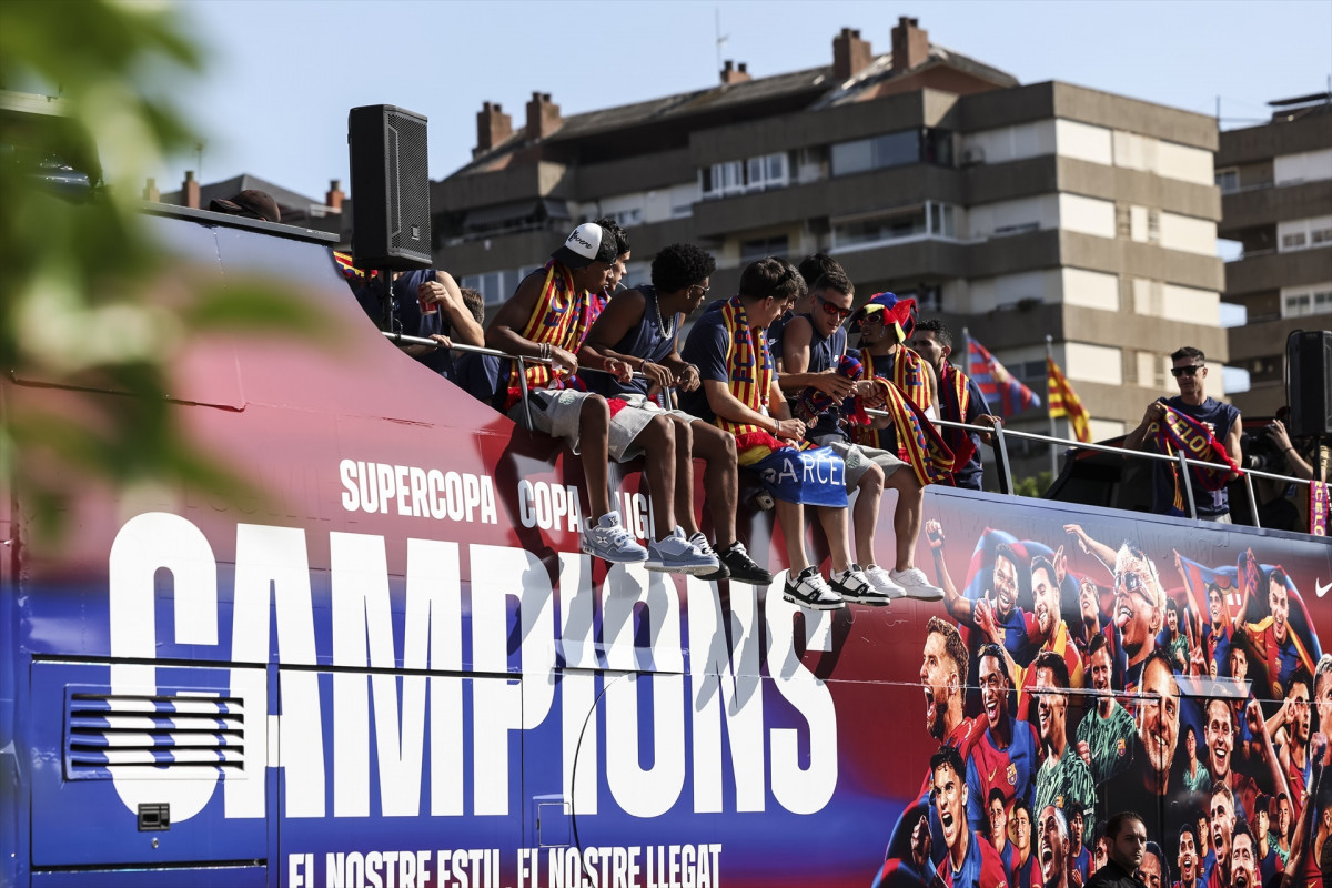 EuropaPress 6725413 fc barcelona players parade onboard bus during the celebration of the rua (1)