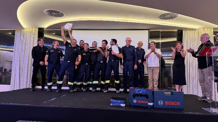 El equipo del GRAT de los Bombers de la Generalitat, recogiendo el premio como equip mejor clasificado de la general