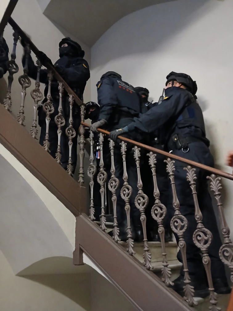 Detenido en Barcelona por estafar a unas 50 personas con alquileres de pisos inexistentes