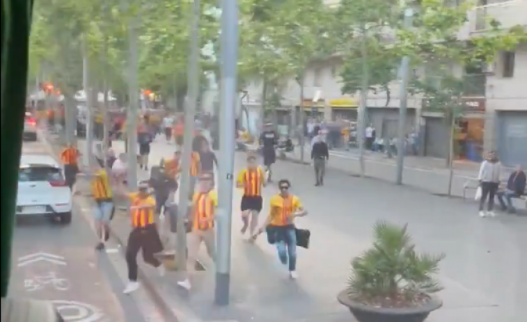 VÍDEO | Graves incidentes tras la derrota del Sant Andreu: radicales atacan el autobús del Rayo Majadahonda