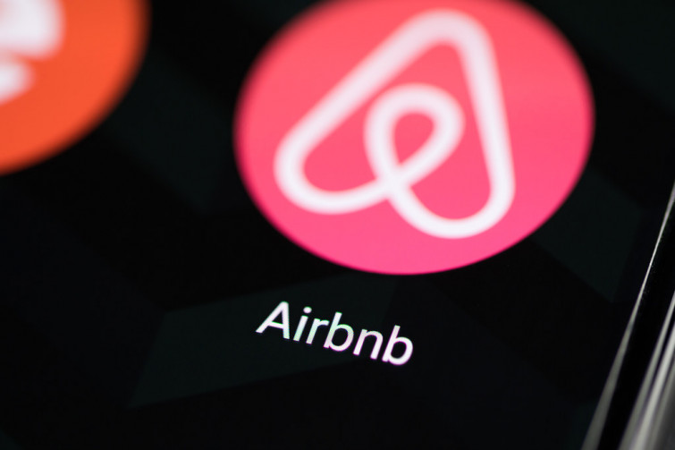 Golpe a la oferta turística ilegal: Consumo ordena a Airbnb bloquear decenas de miles de anuncios irregulares
