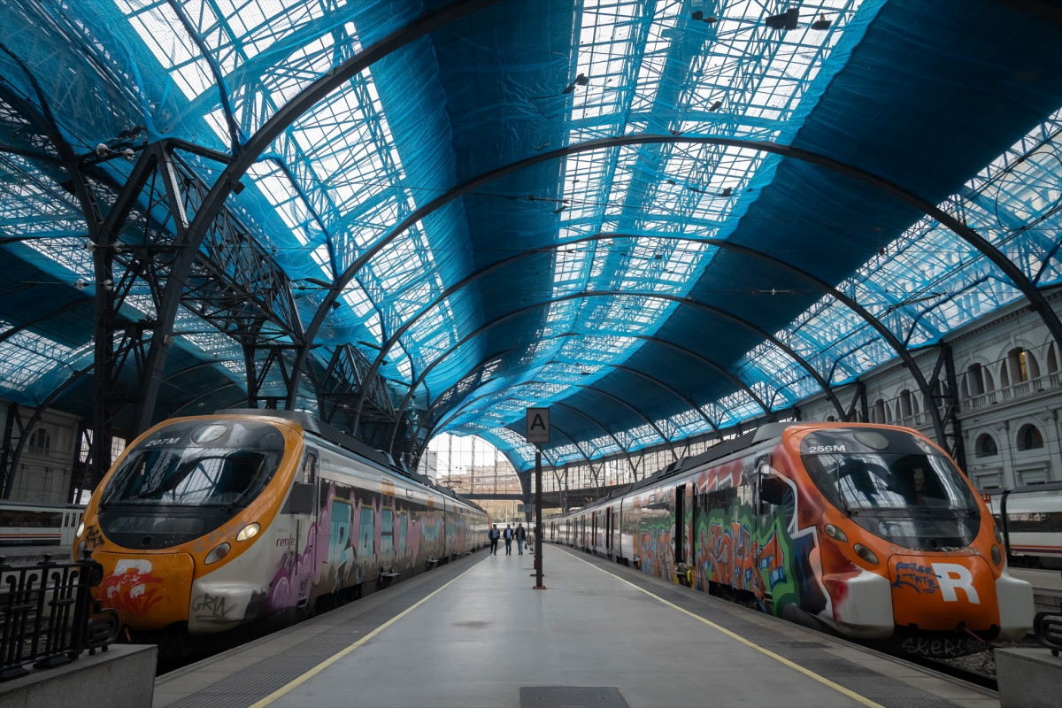 EuropaPress 6534845 dos trenes estacion francia donde opera rodalies 21 febrero 2025 barcelona