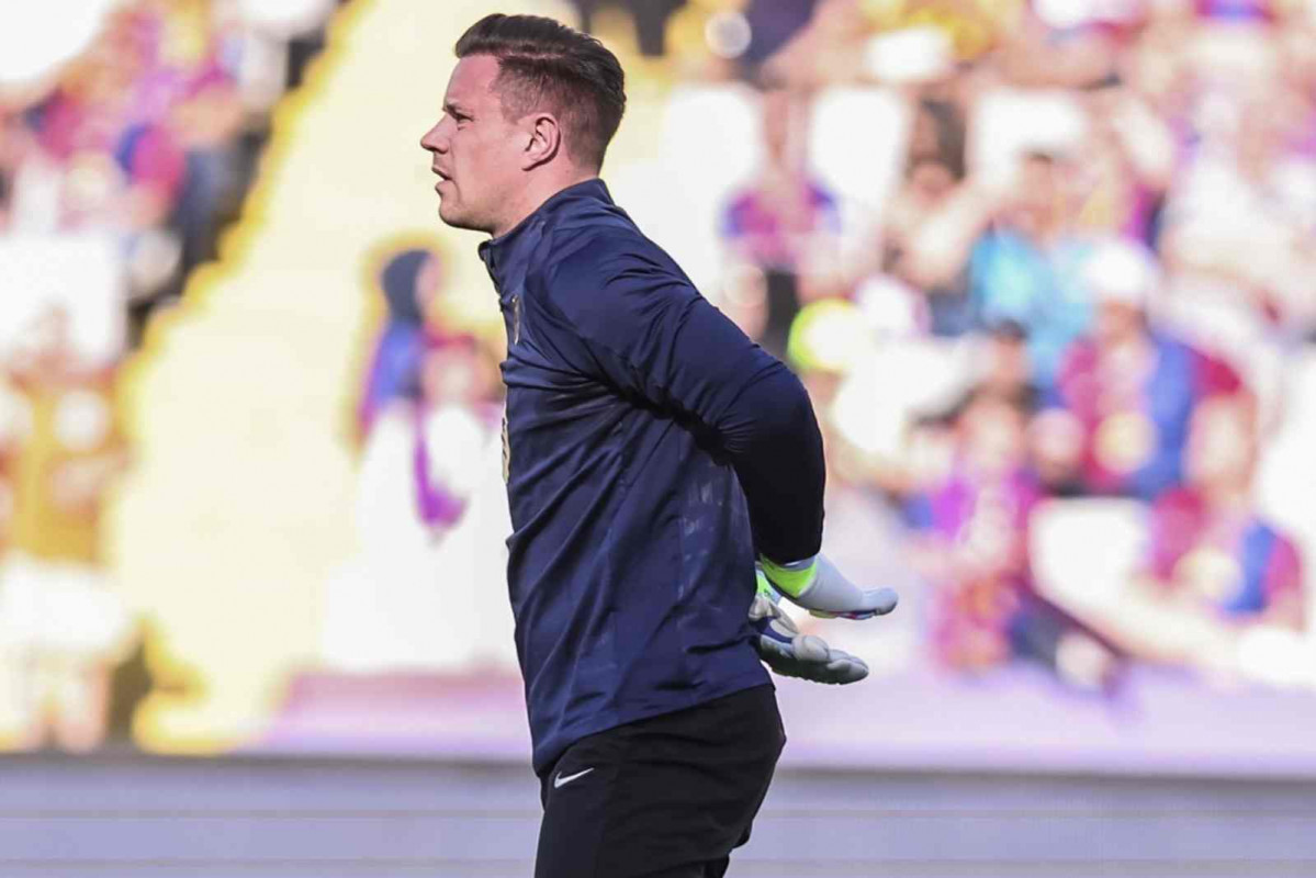 Marc Andre ter Stegen del FC Barcelona se calienta durante la liga española, La Liga EA Sports, partido de fútbol jugado entre el FC Barcelona y el Villarreal CF en el Estadi Olimpic Lluis Company