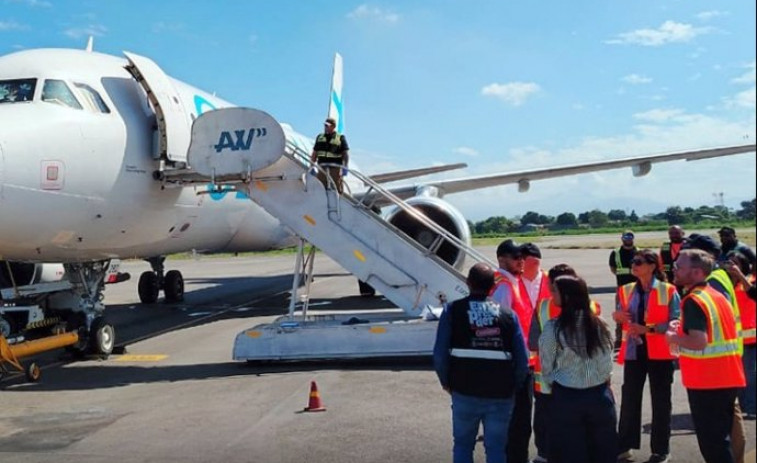 Mil dólares y la posibilidad de volver: Estados Unidos pone en marcha el primer vuelo de 