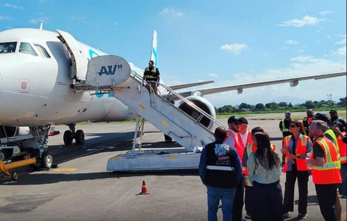 Mil dólares y la posibilidad de volver: Estados Unidos pone en marcha el primer vuelo de 