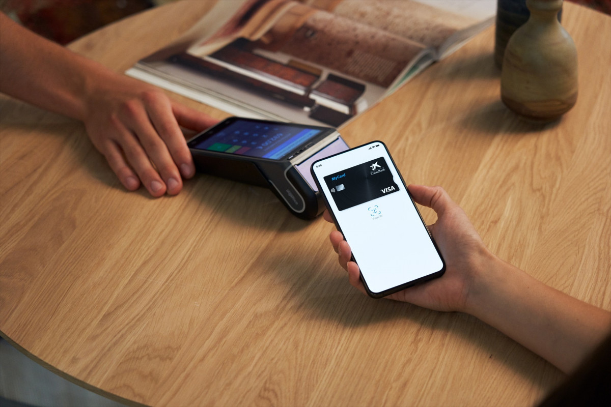 EuropaPress 6735771 cliente caixabank pagando movil