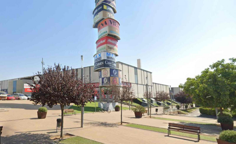 Se desprende otra placa de hormigón en el Vía Sabadell, el centro comercial donde murió un hombre