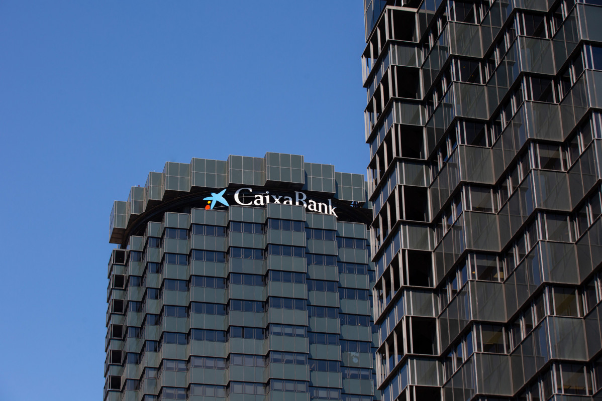 Archivo - Fachada de la sede de CaixaBank en la Avenida Diagonal de Barcelona.