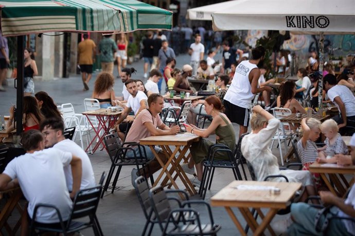 Polémica en las terrazas de Catalunya: bares empiezan a limitar el tiempo de consumo según lo que pidas