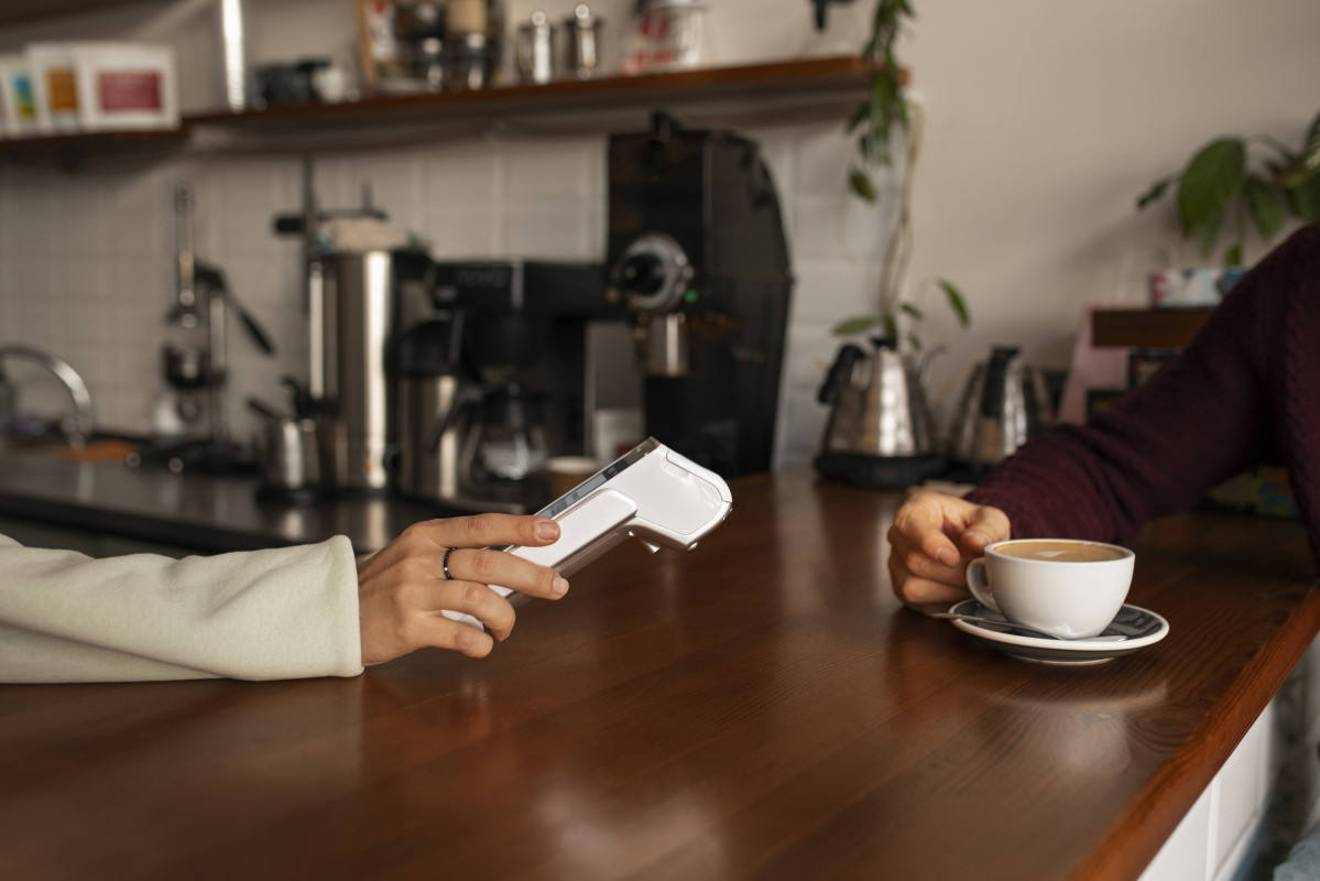 Persona que paga la cuenta en un restaurante usando tecnologia nfc