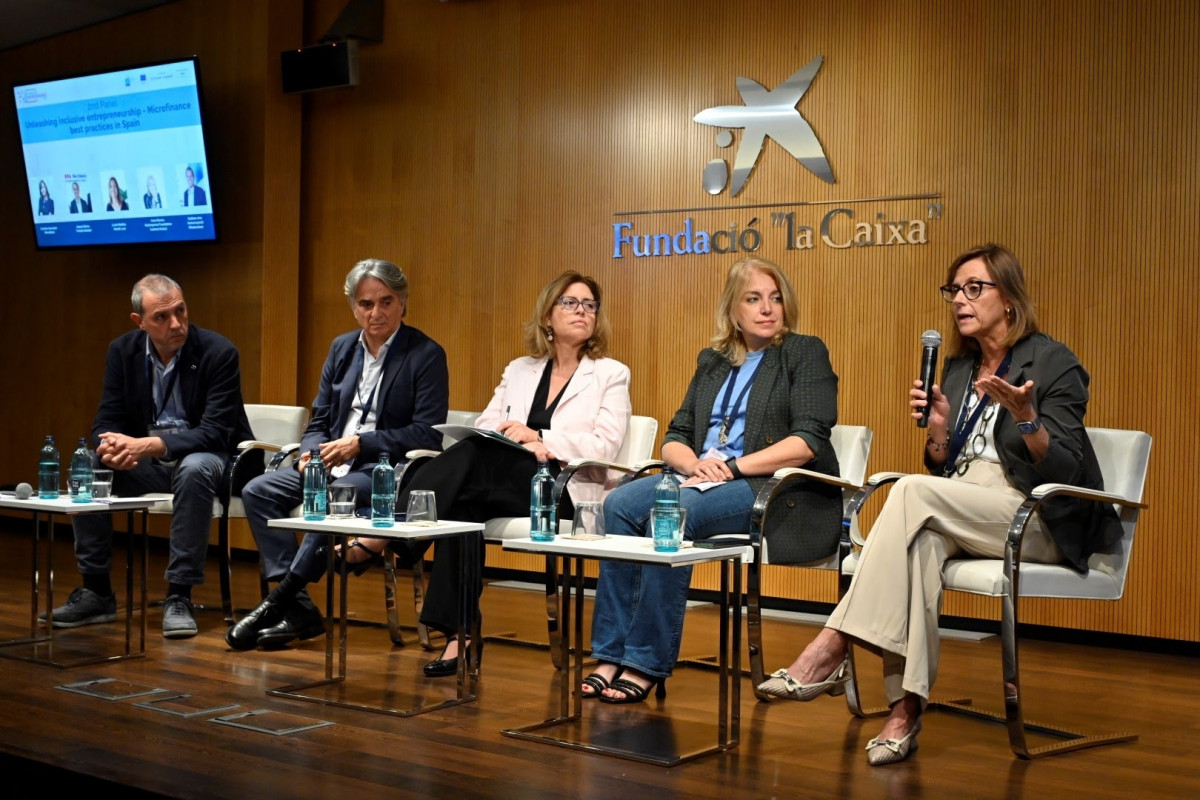 EuropaPress 6740748 cristina gonzalez directora general microbank primera derecha mesa redonda
