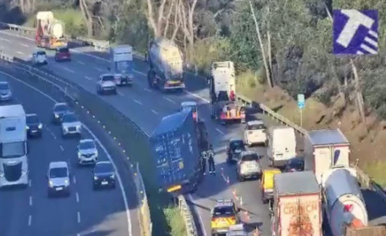 Accidente en la AP-7 a la altura de Subirats: un carril cortado