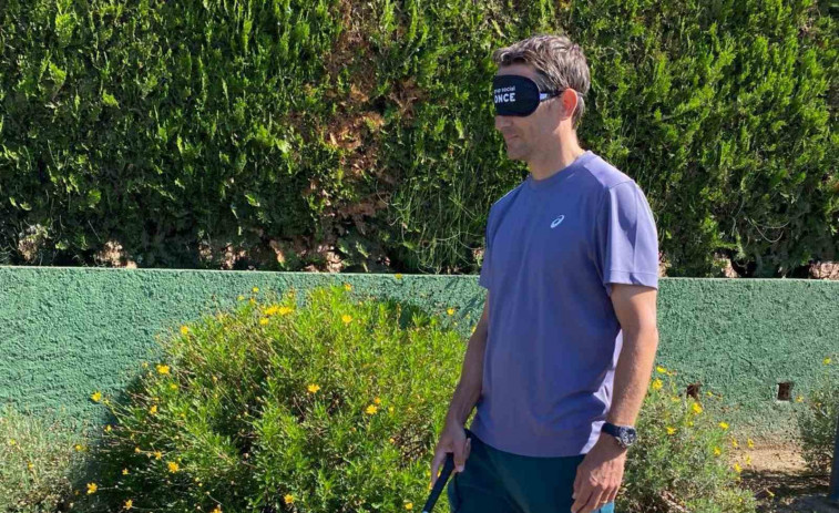 El tenista Tommy Robredo se pone en la piel de una persona ciega por un día y juega a tenis con un antifaz