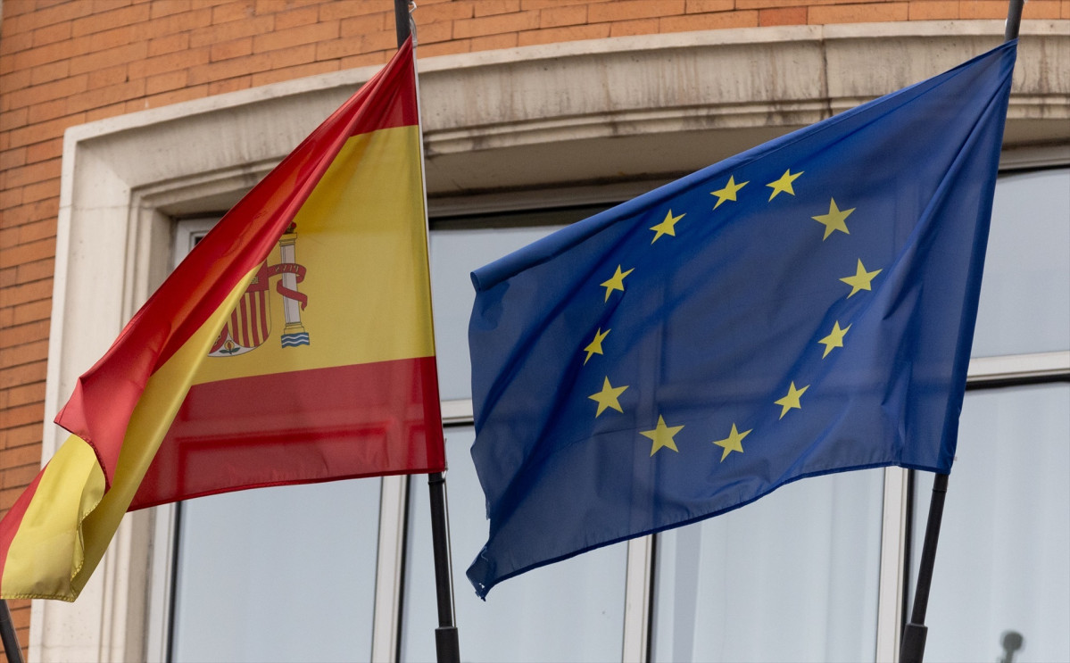 EuropaPress 5665425 bandera union europea junto bandera espana enero 2024 madrid espana bandera