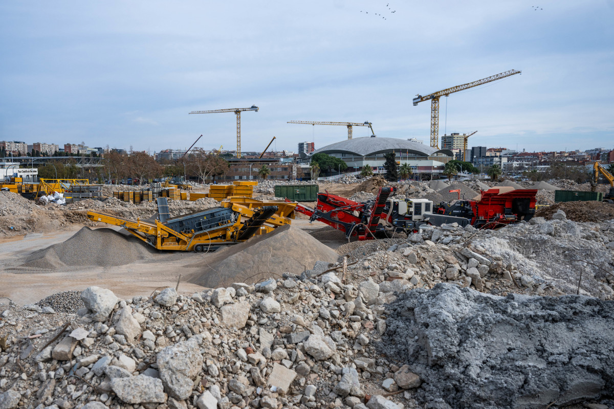 Archivo - Proceso de separación del hormigón armado para su reutilización en las obras del Spotify Camp Nou.