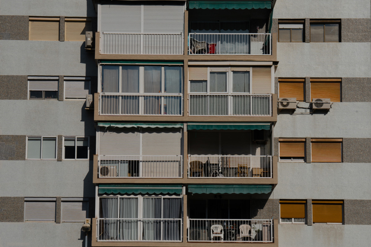 Archivo - La fachada de un edificio de viviendas vista desde el mirador del Poble Sec,  a 17 de mayo de 2023, en Barcelona, Cataluña (España). Después de su aprobación en el Congreso el pasado 27 