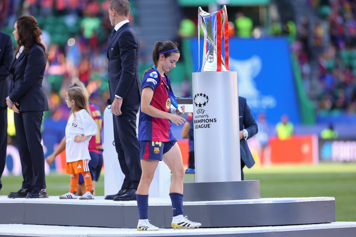 EuropaPress 6746459 aitana bonmati of fc barcelona laments near of the trophy during the uefa