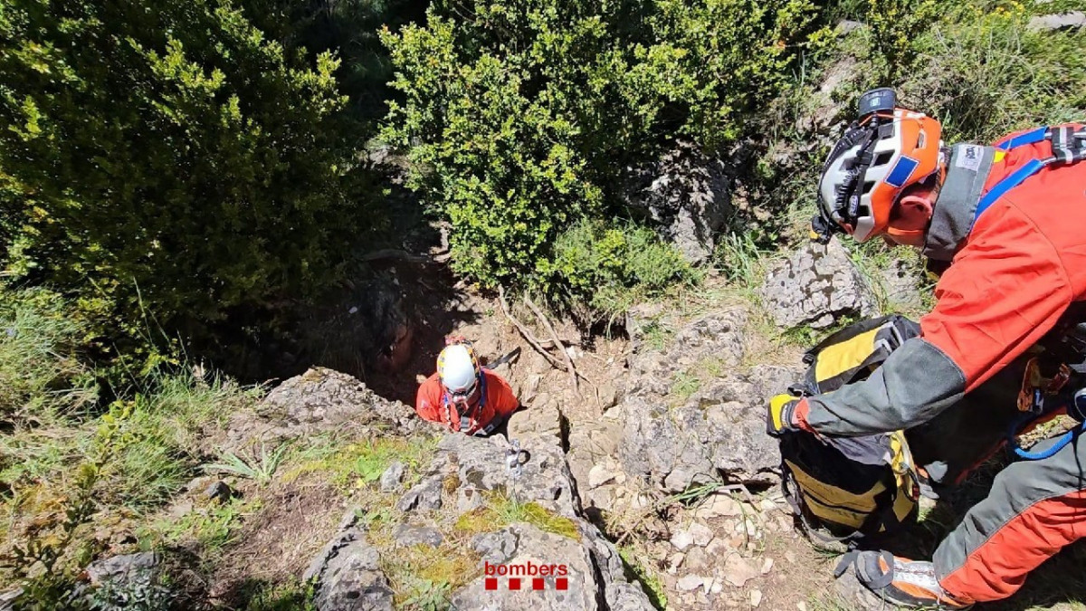 Bombers durante el rescate en el Avenc de la Crisi, en Tortosa (Tarragona)