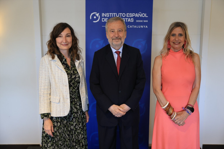Muniesa (CaixaBank), insignia de oro de la delegación catalana del Instituto Español de Analistas