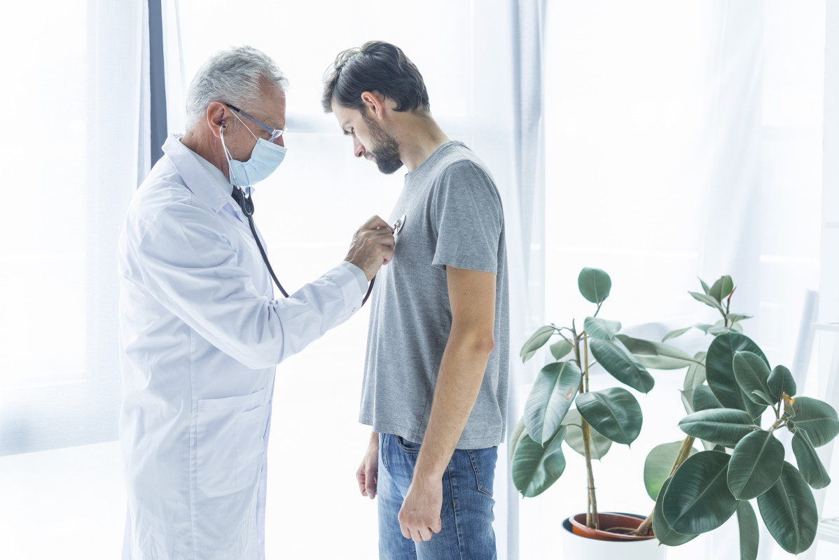 Doctor examinando el cofre del paciente