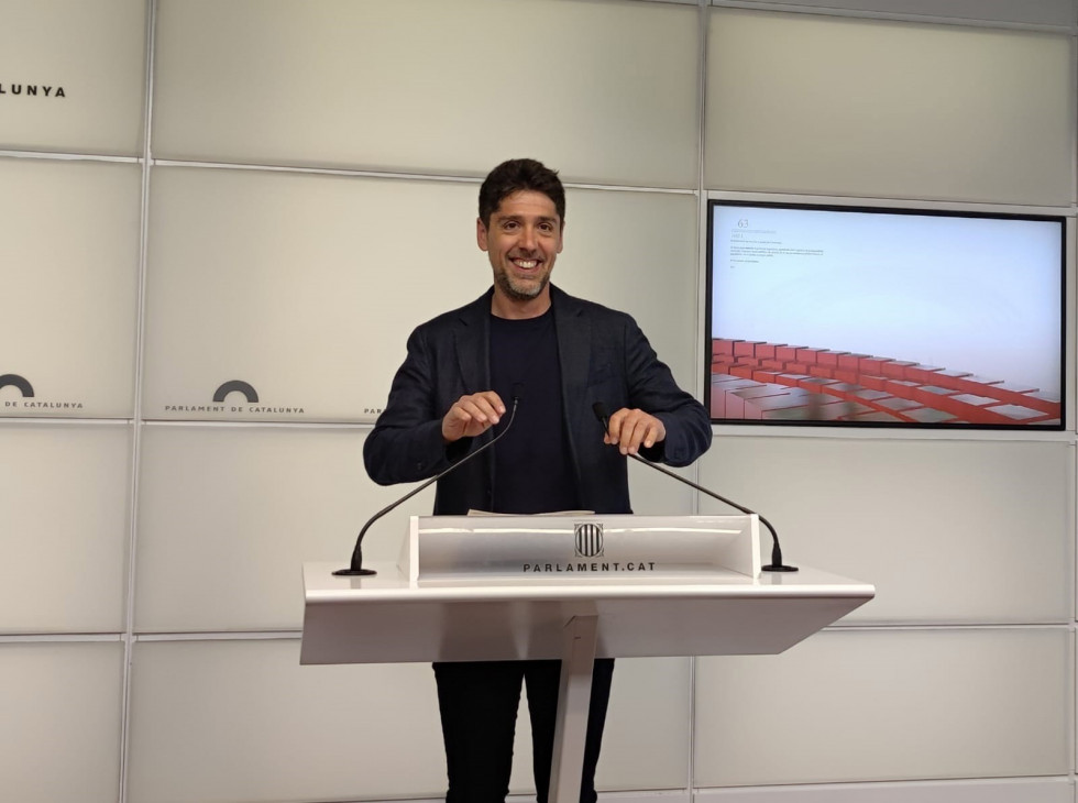 El portavoz de los Comuns en el Parlament, David Cid, en rueda de prensa.