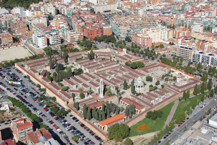 Va a visitar la tumba de su padre en Barcelona y la encuentra vacía: una exhumación irregular