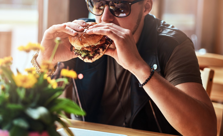La hamburguesa, el antídoto emocional de los españoles: así lo revela una encuesta nacional