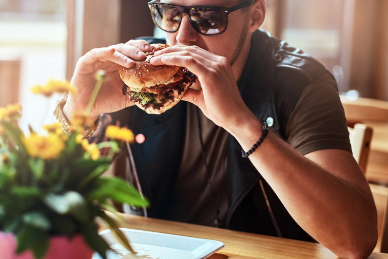 La hamburguesa, el antídoto emocional de los españoles: así lo revela una encuesta nacional