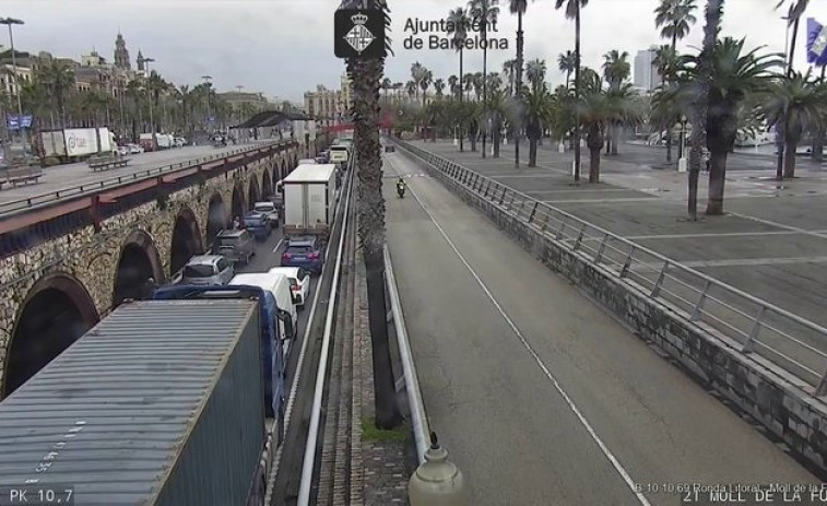 Caos en Barcelona: un hombre desnudo se sube a una señal de tráfico y colapsa la Ronda Litoral