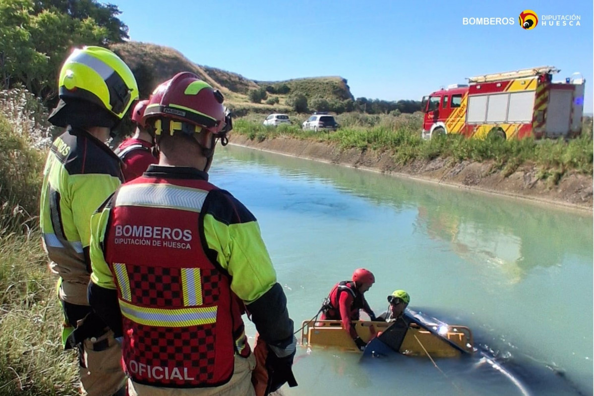EuropaPress 6755868 coche cae canal aragon cataluna