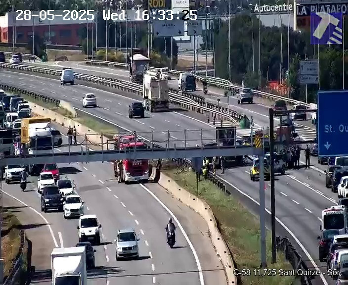 Un camión incendiado corta la C-58 en Sant Quirze del Vallès en dirección Terrassa
